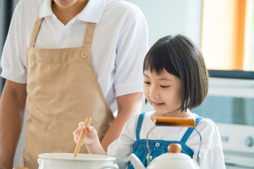 Poster - 料理する親子　子育てイメージ