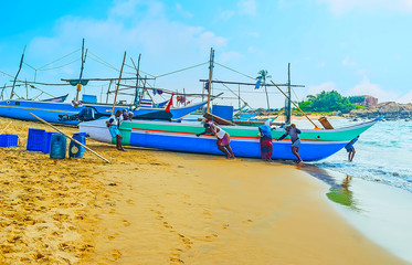 Poster - The fishermen steer oruwa boat to the shore, Hikkaduwa, Sri Lanka