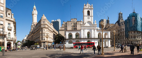 Fotografía Buenos Aires, Argentina: Plaza de Mayo, looking west towards Avenidas de Mayo and Roca (panorama)