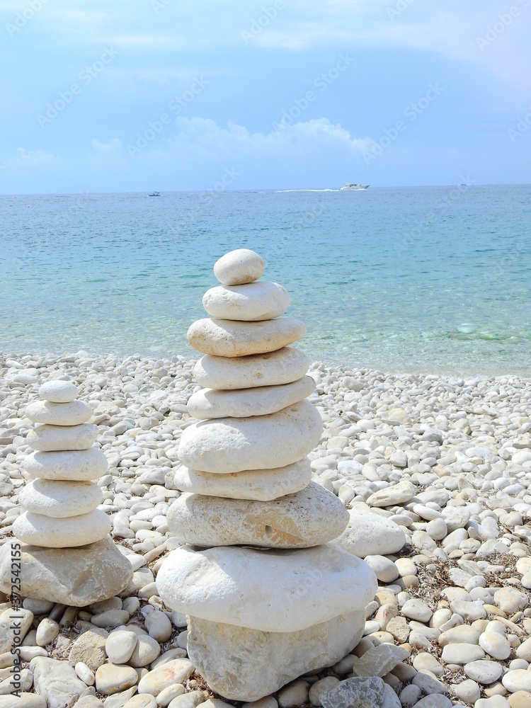 Kamienne figury na plaży w Chorwacji na Hvar - obrazy, fototapety, plakaty 