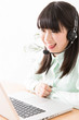 © Paylessimages - ビデオチャットをする女の子