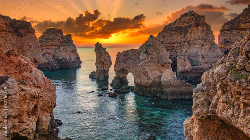 Fotografía Sunrise over stunning cliffs and arches in Ponta da Piedade, Lagos, Algarve, Por