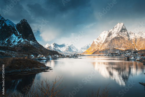 wiosna-w-reine-village-na-lofotach-w-norwegii