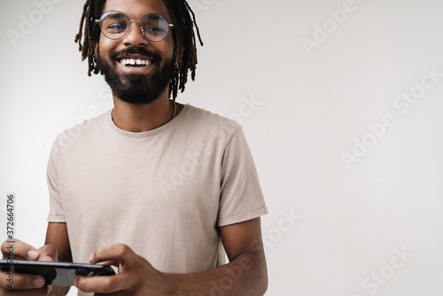 Fotografía Emotional african guy playing games by mobile phone