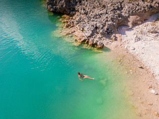 turista fa il bagno nel lago di Fiastra nella regione Marche