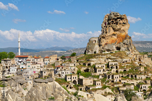 Cuadros en Lienzo View over the ancient houses and cave dwellings in the town Ortahisar, Cappadoci