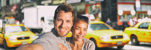 Fotografía New York selfie couple taking photo on NYC city summer holiday vacation travel with yellow taxi cabs panoramic background