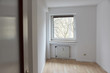 Leerer Raum als Zimmer mit Fenster in Altbauwohnung