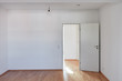 Tür und Wand im leeren Raum mit Hartholz Parkett