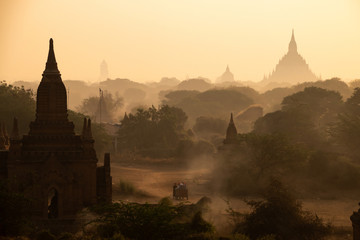 Canvas Print - View of the ancient temples during sunrise in Bagan, Myanmar