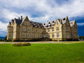 Canvas Print - Sunny scenery of the Palace of La Magdalena in Santander, Spain