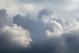Fototapeta  - Niebo z ciemnymi, kłębiącymi się chmurami.