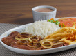 © Núbia - Comida de hotel - bife acebolado com arroz, feijão, salada de tomate, alface e cenoura