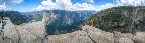 Fotomural hiking the pohono trail to the taft point, yosemite national park, usa