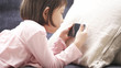 © aijiro - スマートフォンで遊ぶ女の子
