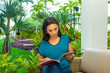 © Rogerio - Mulher jovem bonita lendo ao ar livre