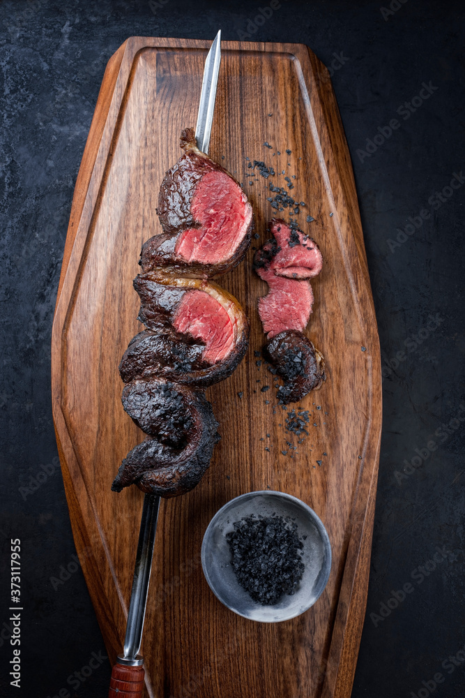 Gegrillte brasilianische dry aged Wagyu Picanha Grillspieße vom Rind ...