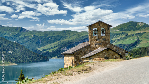 Alte Bergkirche mit Bergpanorama und blick auf den Lac de Rosalinde, Auvergne-R Tableau sur Toile