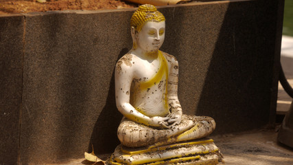 Canvas Print - Close up shot of religious Buddhist statues in Sri Lanka