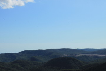 Paisaje de montaña, mar y cielo azul