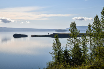 Canvas Print - Islands spiegelglatte Seen mit Bergen im Hintergrund und blauem Himmel mit Wolken