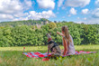 ein junges Mädchen macht mit Ihrem Hund ein Picknick in der säschsichen Schweiz bei Rathen auf einer Decke vor wunderschöner Landschaft,