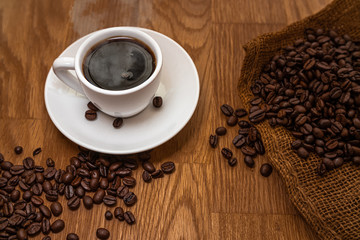 Coffee cup on dark wood with roasted coffee beans, espresso, Kaffee Tasse 