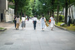 女性たちの後ろ姿　新しい世界に向かって　東京上野公園