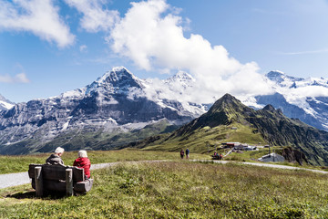 Wall Mural - Ein älteres Ehepaar aum Ausruhen auf einer Parkbank auf dem Berg Männlichen oberhalb Wenhgen und Grindelwald. Berner Oberland, schweizer Alpen, Schweiz