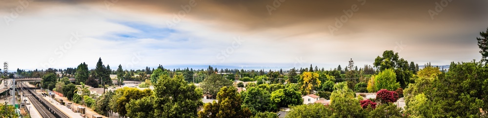 Panoramic view of smoke cloud created by the LNU, CZU and SCU lightning complex wildfires covering the San Francisco Bay sky and causing bad air quality across the entire area; Sunnyvale, California - obrazy, fototapety, plakaty 