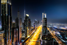 Die Urbane Skyline Von Dubai And Der Sheikh Zayed Straße Bei Nacht, Vereinigte Arabische Emirate