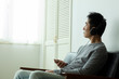 © arc image gallery - スマートフォンで音楽を聴く日本人男性