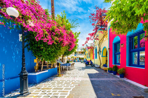 Naklejka uliczka z kwiatami  piekny-widok-na-ulice-na-wyspie-kos-wyspa-kos-jest-popularnym-miejscem-turystycznym-w-grecji