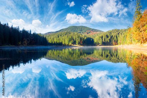 Dekoracja na wymiar  gorskie-jezioro-wsrod-lasu-drzewa-w-kolorowych-lisciach-piekny-krajobraz-w-sloneczna-jesien