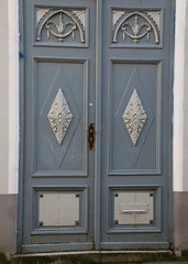 Sticker - Vertical shot of an iron door of a historic building with beautiful patterns