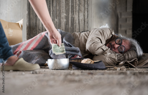 Photographie Old homeless man with gray beard and grey hair with wearing sweater and blanket sleeping the sidewalk and street walkway