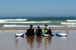 © victor rangel - chicos y chicas en la orilla con tabla de surf
