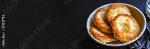 Fotografía wrap flat bread tortillas langos flour and water fried dough homemade cooking Ta