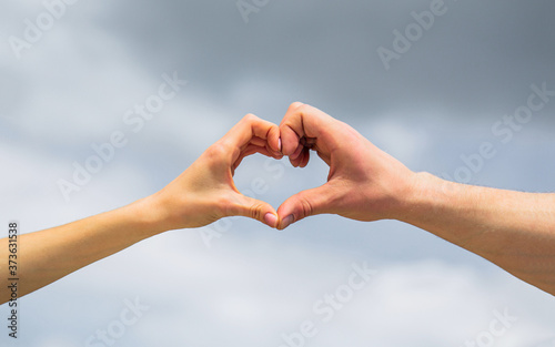Cuadros en Lienzo Female and man hands in the form of heart against the sky