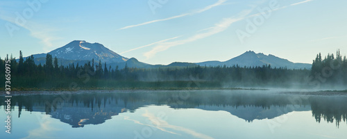 Cuadros en Lienzo Fog over the Hosmer Lake in the morning with South Sister in central Oregon