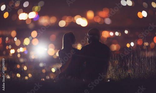 Fotomural Romantic Lovers couple against background night city, sky star