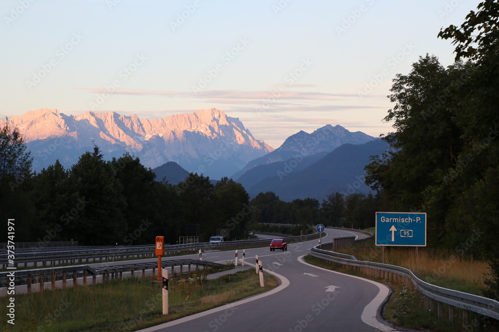 Końcówka niemieckiej autostrady u podnóża Alp o wschodzie sońca - obrazy, fototapety, plakaty 