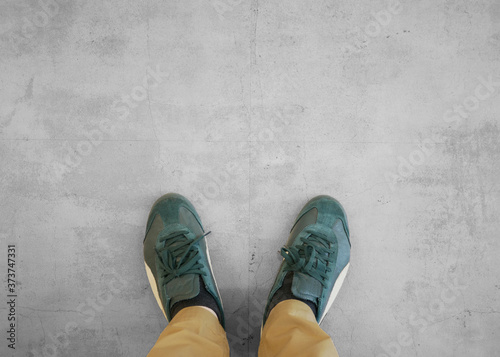 上から見下ろした足 スニーカー Stock Photo Adobe Stock