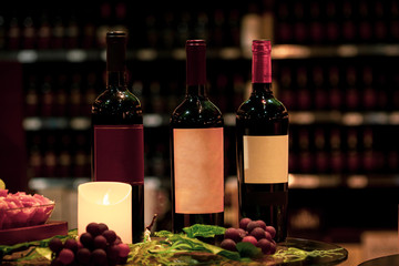 3 Elegant bottles of wine and grapes - 3 Elegantes botellas de vino y uvas