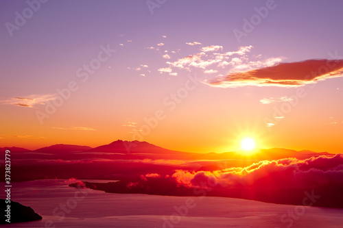 夜明けの空に力強く輝く太陽 津別峠 北海道 Abstract Of Sunrise And Sunset The Sun Is Shining In The Sky Clouds Flowing Low Lake Surface Seen In Thin Light Scenic View From High Place Tsubetsu Pass Hokkaido Japan Stock Photo Adobe Stock