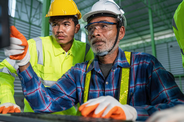 Canvas Print - Senior engineering training course in the uniform