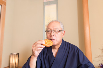 Canvas Print - 煎餅を食べるシニア男性