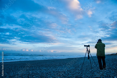 ニュージーランド 南島 ポイントエリザベスの夕景の写真を撮るかっこいい男性の後ろ姿 Foto De Stock Adobe Stock ニュージーランド 南島 ポイントエリザベスの夕景の写真を撮るかっこいい男性の後ろ姿 Foto De Stock Adobe Stock
