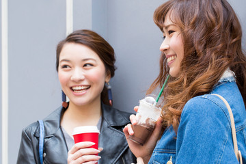 Poster - テイクアウトの飲み物を飲む女性