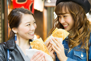 Poster - 食べ歩きをする女性